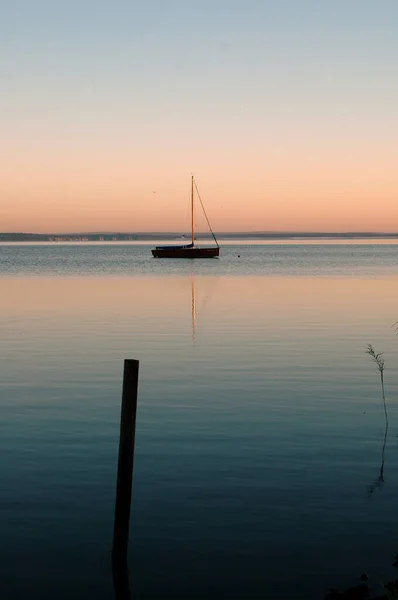 Pohled Rybářskou Loď Břehu — Stock fotografie