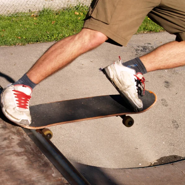 Άνθρωπος Skateboard Στο Δρόμο — Φωτογραφία Αρχείου