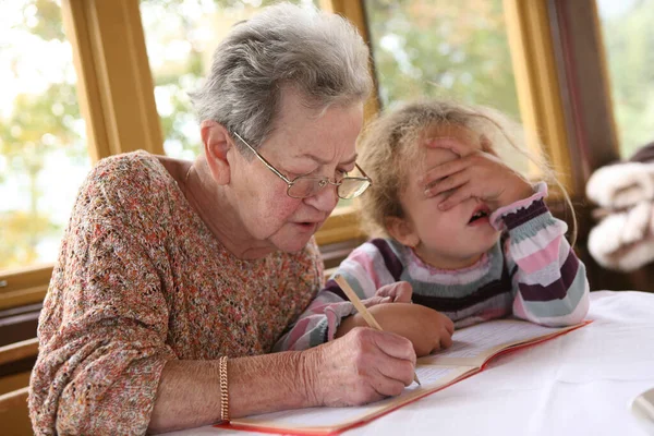 Grandma Está Cometiendo Nuevo Errores — Foto de Stock