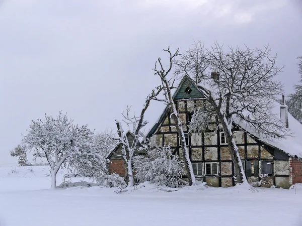 Hilter Starý Poloroubený Dům Zimě — Stock fotografie
