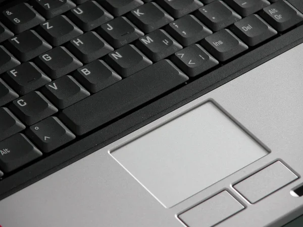 黒いキーボードと白いコンピューター — ストック写真