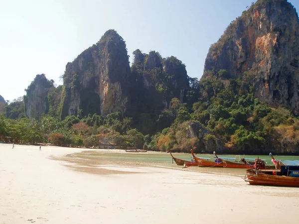 Schöner Tropischer Strand Mit Booten Und Meer — Stockfoto