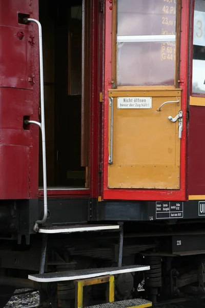 Stary Czerwony Pociąg Mieście — Zdjęcie stockowe