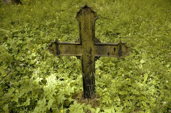 Uma Cruz Bíblia Sagrada Cemitério — Fotografia de Stock