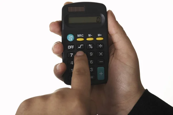 Tangan Memegang Ponsel Pintar Dengan Kalkulator — Stok Foto