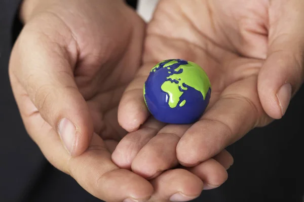 Närbild Mänsklig Hand Håller Jorden Jordklotet — Stockfoto