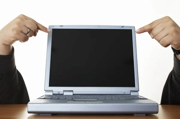 Vrouw Houden Laptop Met Leeg Scherm Witte Achtergrond — Stockfoto