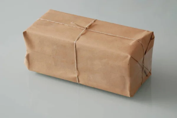 Beyaz Arkaplanlı Kahverengi Kraft Kağıtlı Hediye Kutusu — Stok fotoğraf