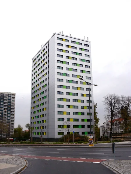 Dieses Hochhaus Hat Eine Aluminiumfassade Nach Der Renovierung Bei Sonnigem — Stockfoto