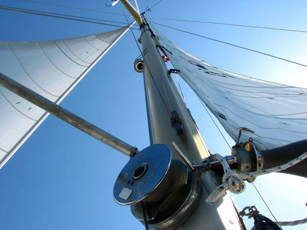 Barca Vela Nel Porto Del Mediterraneo — Foto Stock