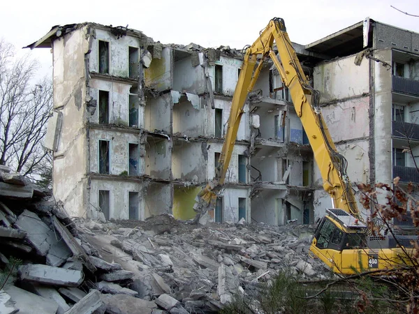 Terk Edilmiş Eski Bir Binanın Yıkılması — Stok fotoğraf