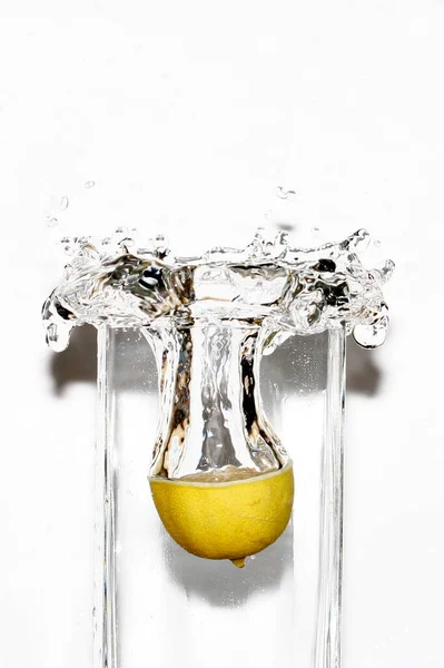 Świeże Cytryny Wodzie Splash Białym Tle — Zdjęcie stockowe