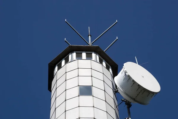 Műholdas Antenna Város Tetején — Stock Fotó