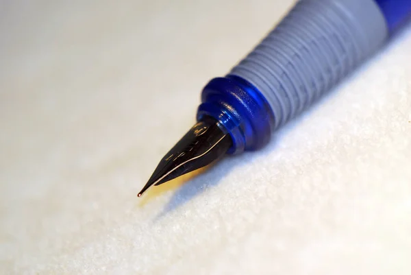 黑色底色铅笔上的钢笔和墨水 — 图库照片