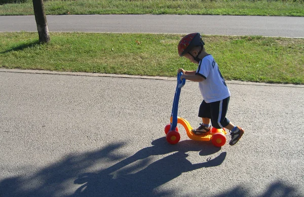 Menino Montando Uma Scooter Parque — Fotografia de Stock