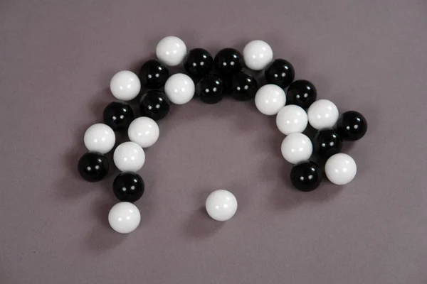Perles Noires Blanches Sur Fond Gris — Photo