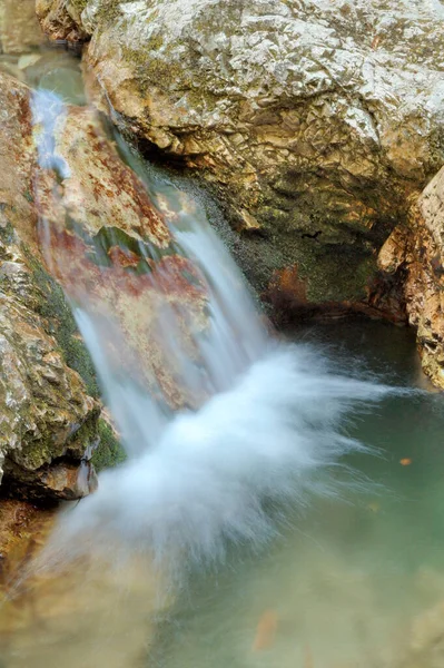 Hermosa Cascada Sobre Fondo Naturaleza — Foto de Stock