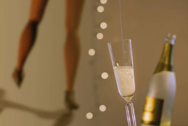 Bicchieri Champagne Con Una Bottiglia Vino — Foto Stock