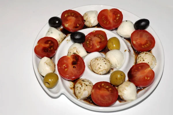 Mini Pomidory Mozzarella Oliwkami — Zdjęcie stockowe