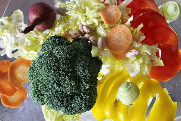 木制桌子上的新鲜蔬菜 — 图库照片
