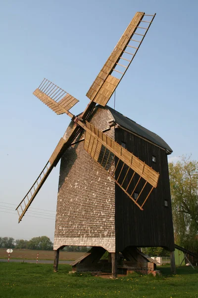 Alte Hölzerne Windmühle Auf Dem Feld — Stockfoto