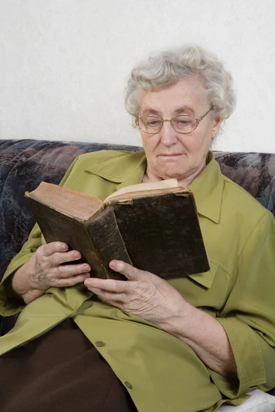 Ηλικιωμένη Γυναίκα Που Διαβάζει Ένα Βιβλίο — Φωτογραφία Αρχείου