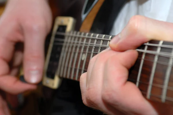 Close Mão Segurando Uma Guitarra — Fotografia de Stock