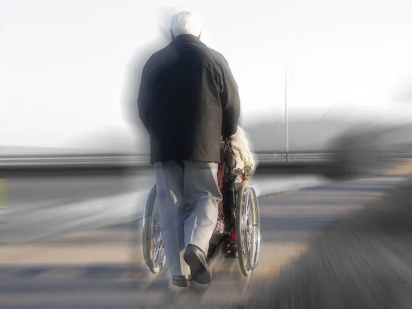 Mann Fährt Mit Roller Auf Der Straße — Stockfoto