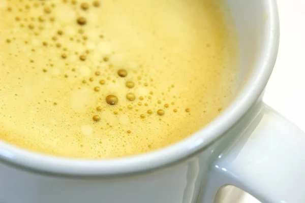 Masada Köpüklü Bir Fincan Kahve — Stok fotoğraf