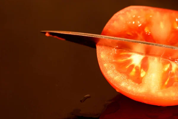 Tomate Couteau Sur Fond Noir — Photo