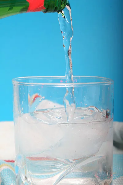 Glas Med Vatten Stänk Blå Bakgrund — Stockfoto