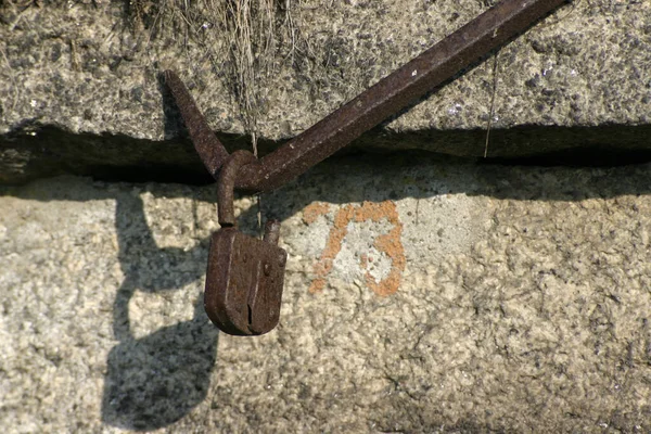 Oud Roestig Metalen Handvat Met Een Gat Muur — Stockfoto
