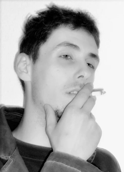Junger Mann Mit Zigarette — Stockfoto
