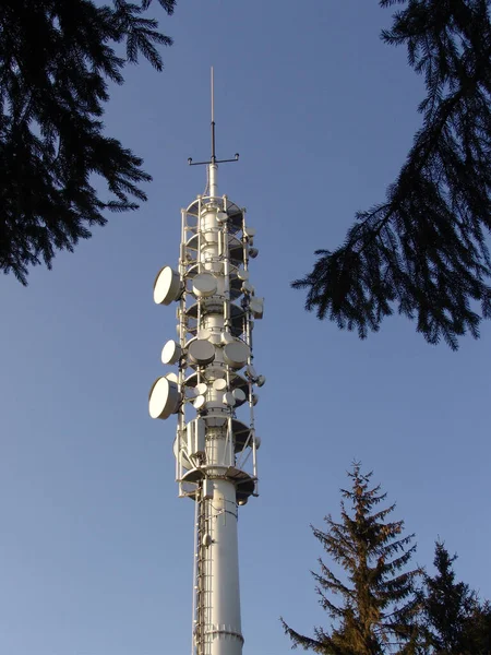 Wieża Telewizyjna Niebieskim Niebem — Zdjęcie stockowe