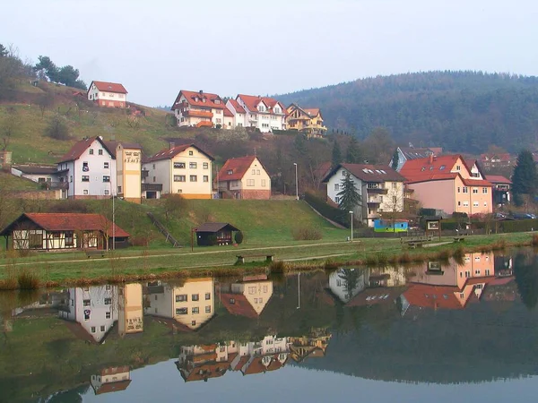 Domy Výhledem Jezero — Stock fotografie