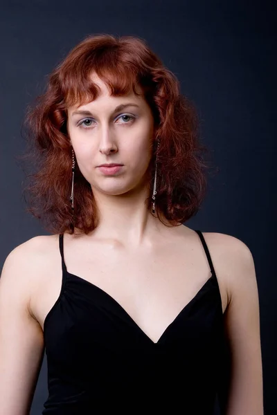 Kıvırcık Saçlı Güzel Bir Kadının Portresi — Stok fotoğraf