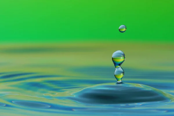 Крапля Води Зеленому Фоні — стокове фото