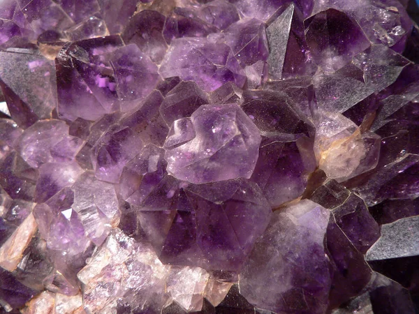 紫水晶是紫色的石英 其颜色取决于高达0 的铁离子含量 我看到的只是晶体里面的白色立方体 石英的化学配方是Sio2 发现的地方是敏 — 图库照片