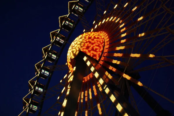 Dev Dönme Dolap Atlıkarınca Lunapark — Stok fotoğraf