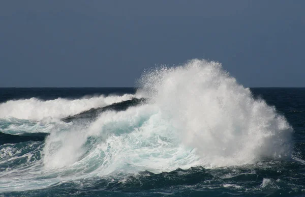 Vlny Lámou Moři — Stock fotografie