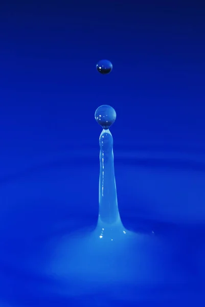 水滴在蓝色的水里 — 图库照片