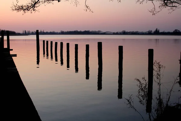Lago Repousa Calmamente — Fotografia de Stock