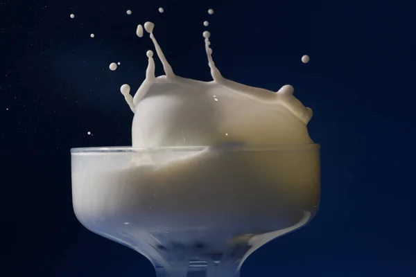 牛乳がスプーンの形で飛び散って — ストック写真