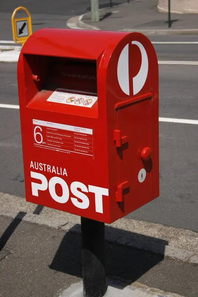 Kırmızı Posta Kutusu Bir Sürü Mektup — Stok fotoğraf