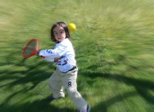 今天在花园里上了一堂网球课 — 图库照片