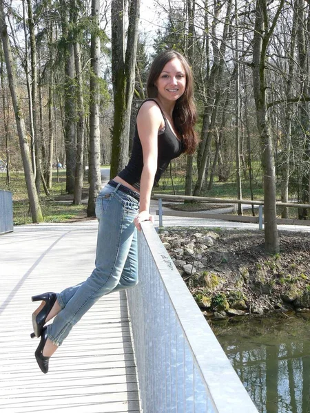Köprüde Beyaz Elbiseli Genç Bir Kadın — Stok fotoğraf