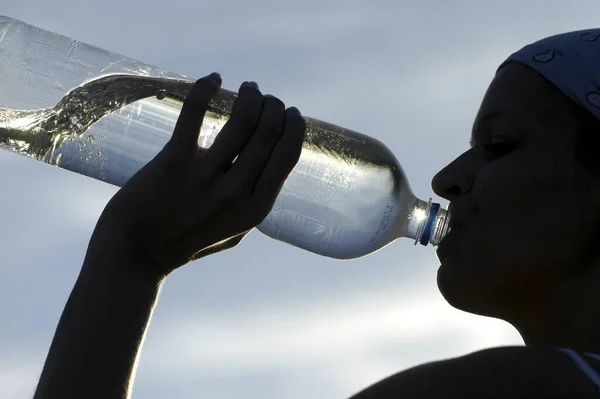 Человек Наливает Воду Бутылки — стоковое фото