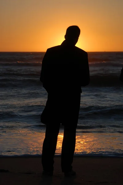 Silhuett Man Med Solnedgång Stranden — Stockfoto