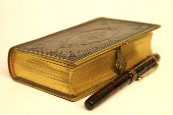 Eski Bir Anahtarı Olan Eski Bir Kitap — Stok fotoğraf