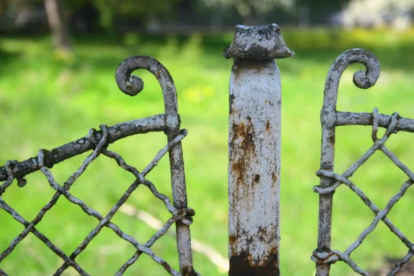 Proprio Accanto Alla Recinzione Qualche Parte Segno Una Società Costruzioni — Foto Stock